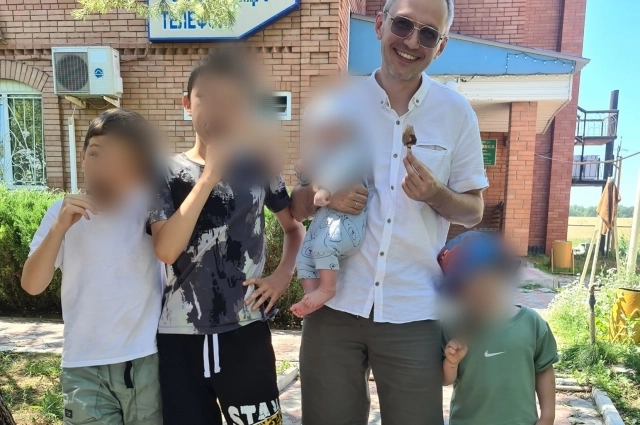 Дружная, молодая, яркая семья.