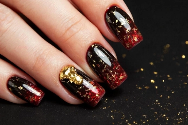 Бордовый маникюр с золотом.