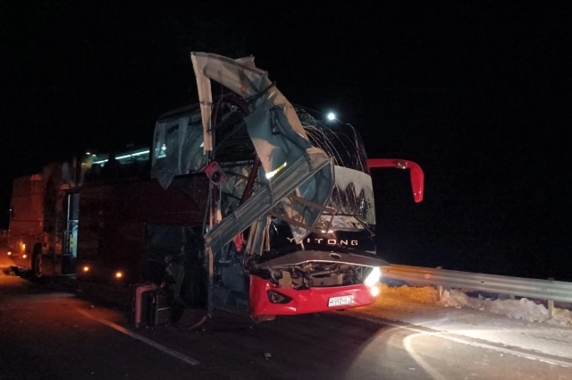 Автобус с вахтовиками врезался в большегруз