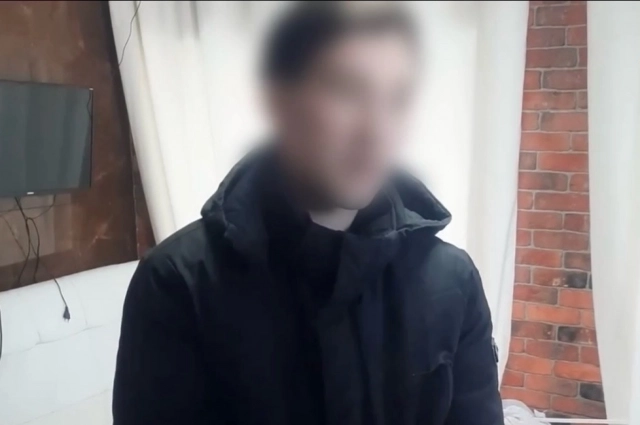 Обвиняемый на следственном эксперименте рассказывает, как прятал тело убитой девочки.