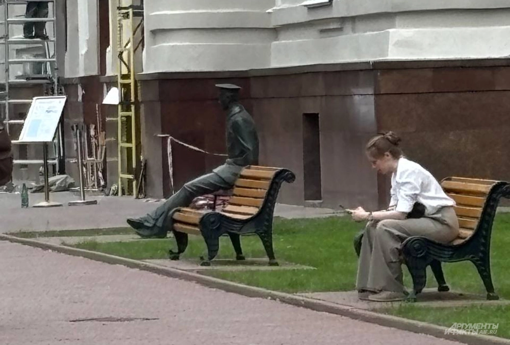 Памятник вечному студенту-гимназисту, открытый к 110-летию вуза.