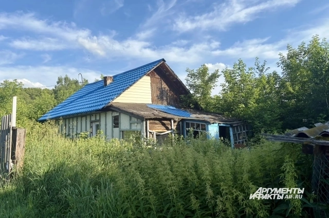 С одной стороны по соседству с домом «ждули» — заброшка.