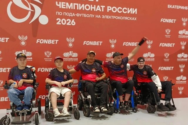Два года назад Дамира заметил тренер по футболу на электроколясках (ПОДА футбол) и пригласил в команду. Недавно они вернулись с чемпионата России в Екатеринбурге с серебряной медалью.