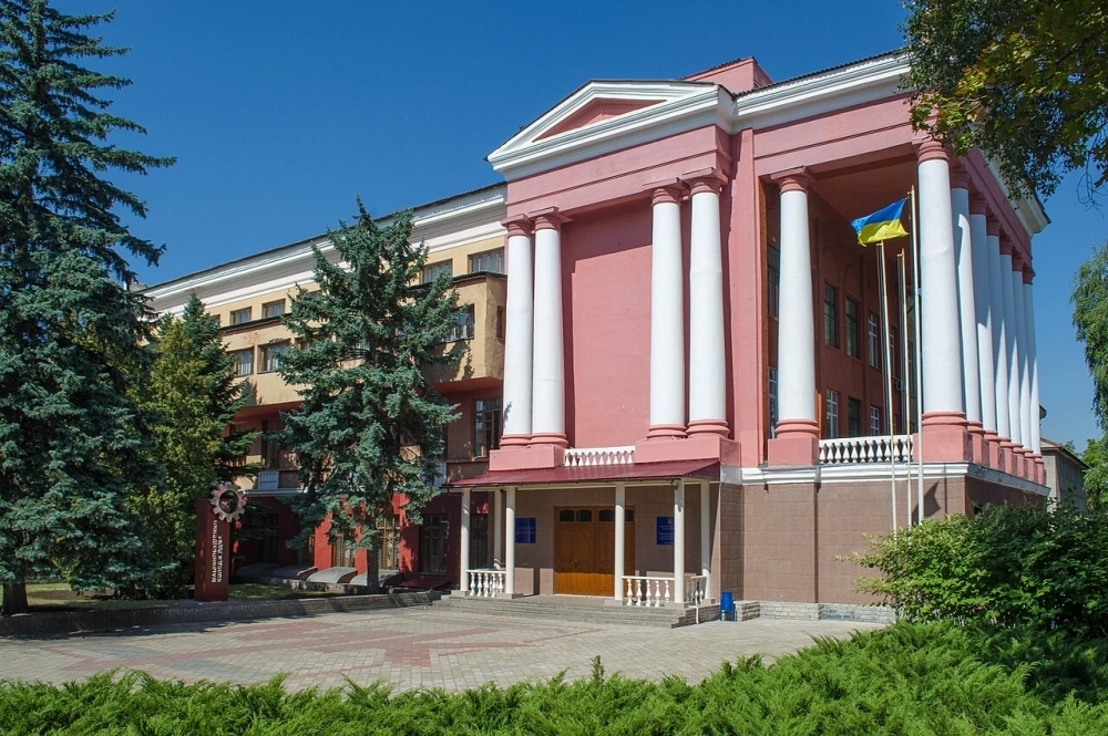Центральный вход в Краматорский профессиональный колледж промышленности, информационных технологий и бизнеса.