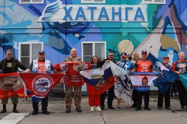 В экстремальных заплывах приняли участие около десятка смельчаков.