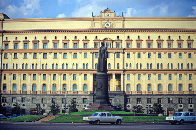 Памятник Дзержинскому на Лубянской площади. 1990 год.
