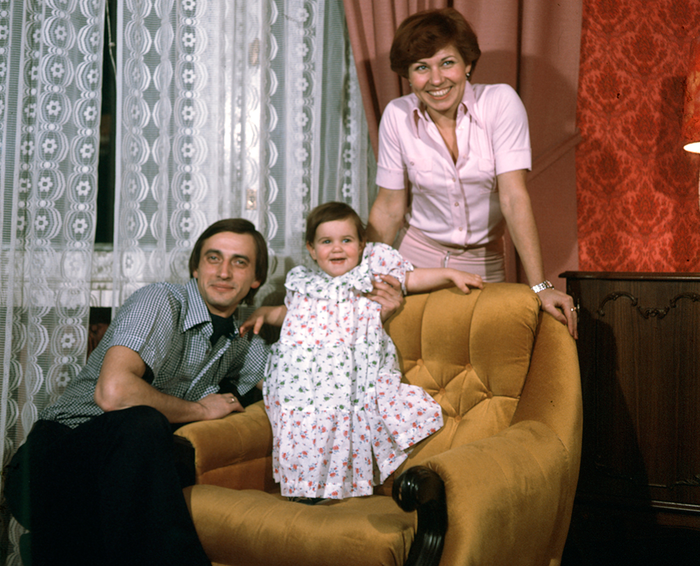 Людмила Пахомова и Александр Горшков с дочерью, 1980 г.