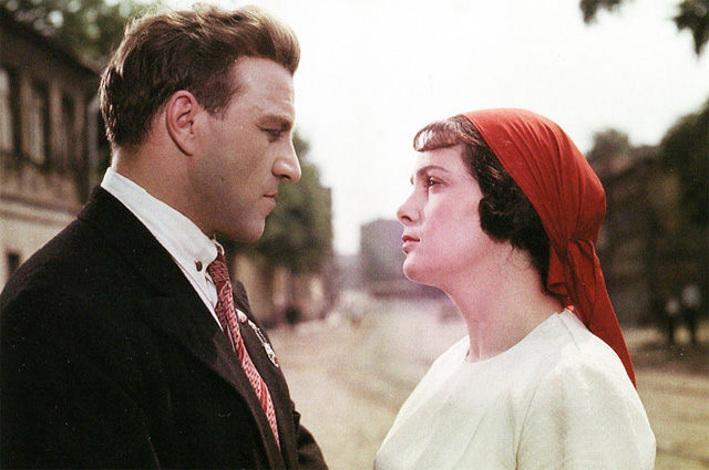Михаил Ульянов и Элина Быстрицкая в фильме «Добровольцы», 1958 год.