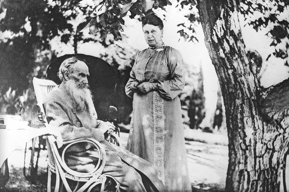 Писатель Лев Николаевич Толстой с женой Софьей. Гаспра. Крым. Фотография 1902 года из Музея-усадьбы Л.Н. Толстого «Ясная Поляна».