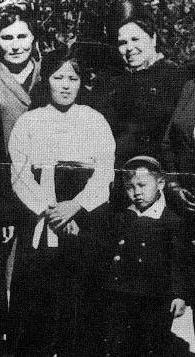 Супруга Ким Ир Сена с сыном Ким Чен Ыром