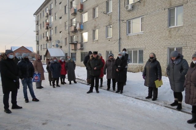 Представители администрации Тюмени, ОНФ и жители дома №15А по ул. Муллы-Нур Вахитова.