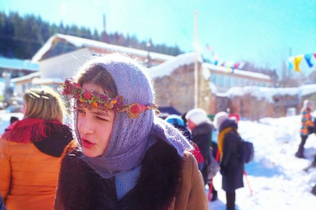 Елизавета Янковская играет городскую девушку, которая с мужем приехала жить в деревню.