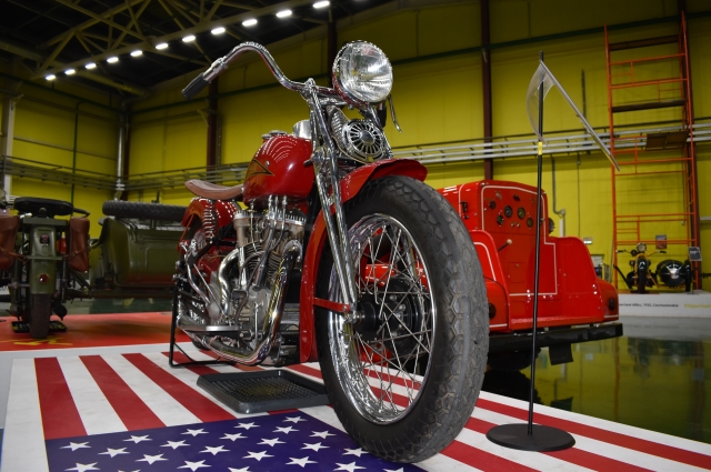 Мотоцикл Crocker 1937 года был собран энтузиастом Элом Крокером и его другом Полом Гигсби. Для этого байка Крокер собрал свой собственный двухцилиндровый мотор. Большая часть деталей отлита вручную из алюминия, это позволило значительно уменьшить вес. Crocker легче Harley Davidson на 40 килограммов, а его максимальная скорость - 170 км/час. На тот момент это был самый быстрый мотоцикл в мире. Всего было сделано 110 экземпляров.