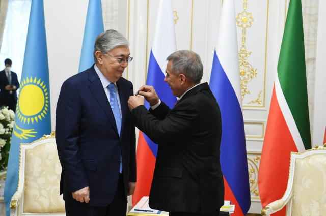президент Рустам Минниханов вручил президенту Казахстана Орден «Дуслык». 