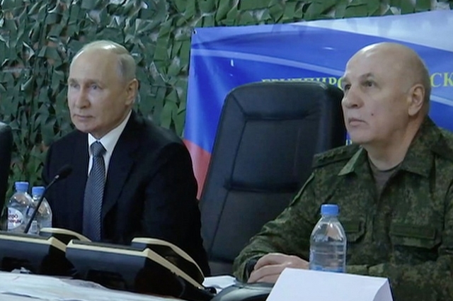 Командующий группировкой войск «Днепр» Олег Макаревич с президентом России Владимиром Путиным.
