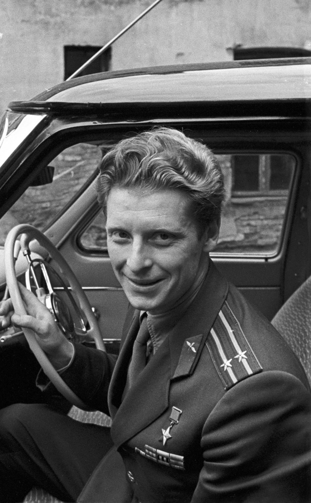 Съветски пилот-изпитател, подполковник, Герой на Съветския съюз Владимир Сергеевич Илюшин.