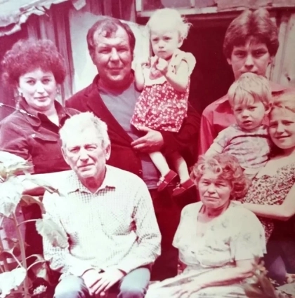 Ветеран ВОВ Алексей Хоровлев с семьей в 1980-е, Долинск.