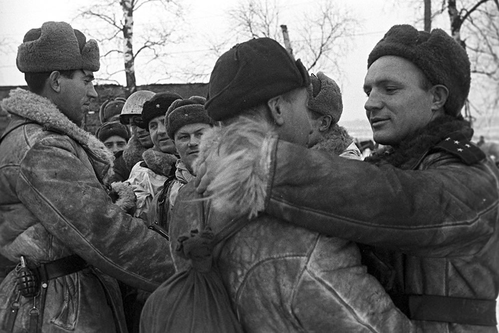 Блокада прорвана! Встреча военнослужащих 2-й ударной и 42-й армии в Ропше в ходе Красносельско-Ропшинской операции. Ленинградский фронт. 20 января рано утром в крупном населенном пункте Ропша - мощном узле обороны немцев - состоялась встреча бойцов и офицеров двух армий, наступающих, одна из района Пулково, другая из района, южнее Ораниенбаума.