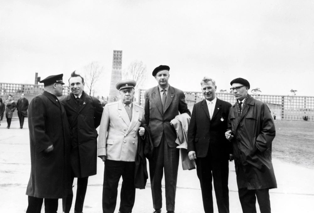 Бывшие узники немецкого концлагеря Заксенхаузен Михаил Девятаев, Марк Тилевич и генерал Иван Щитов-Изотов (слева направо) на территории лагеря в Германии.