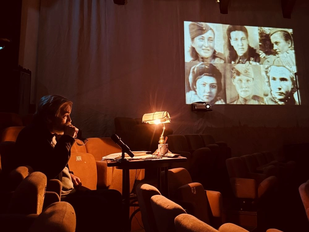 Михаил Рощин посвятил пьесу «Эшелон» своей матери.