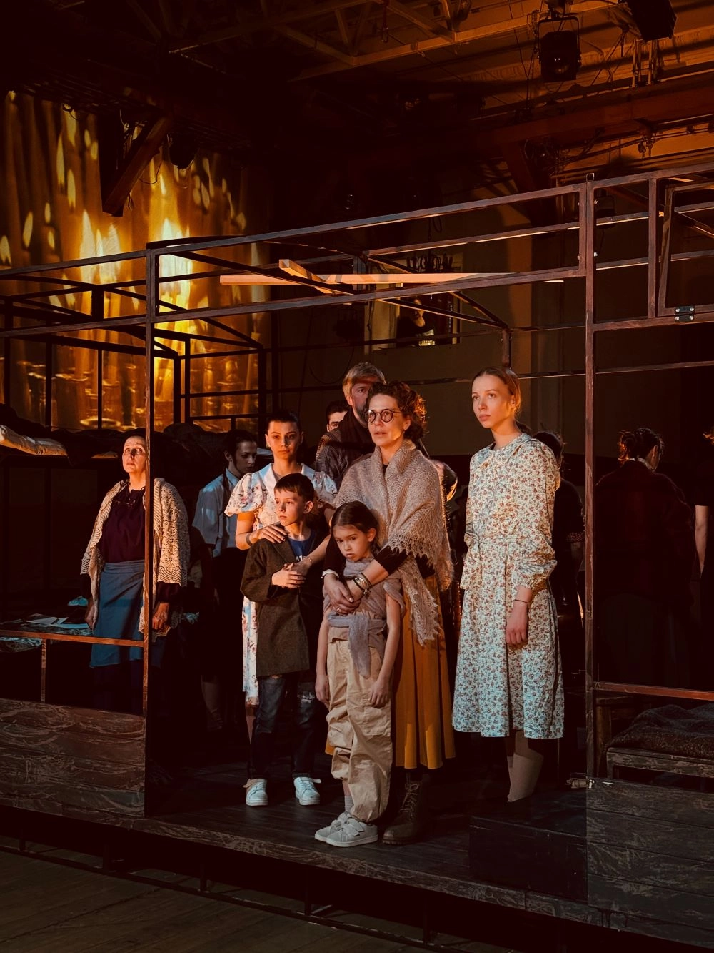 В пьесе — почти все женщины.