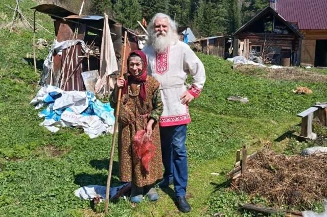 Агафья Лыкова и ее духовный отец Игорь Мыльников.