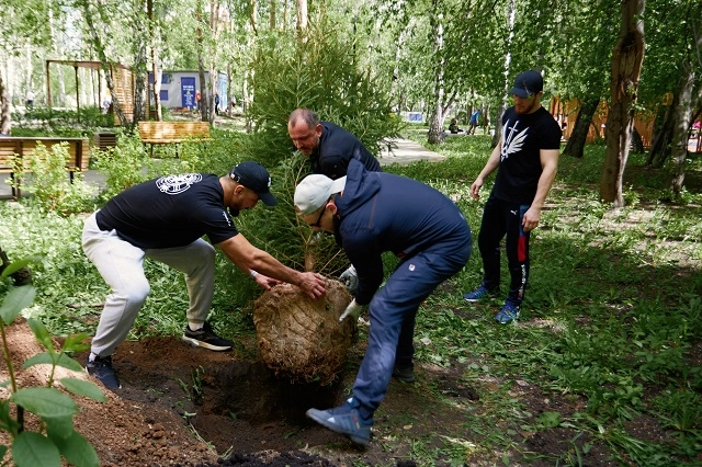 Сотни волонтёров вышли на субботник ради неизлечимо больных детей