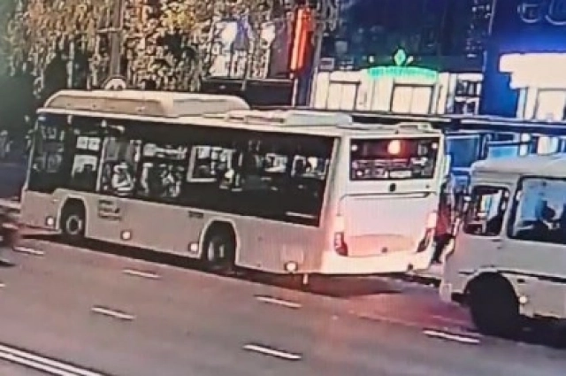 Подростка кинули в остановку на глазах изумленной публики.
