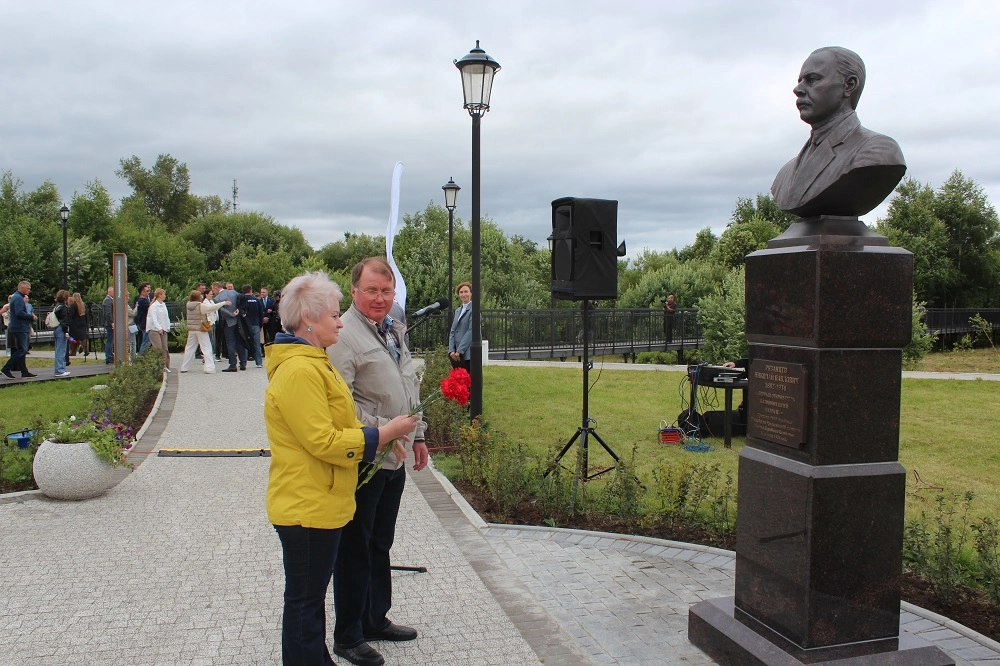Жители приносят цветы к памятнику.