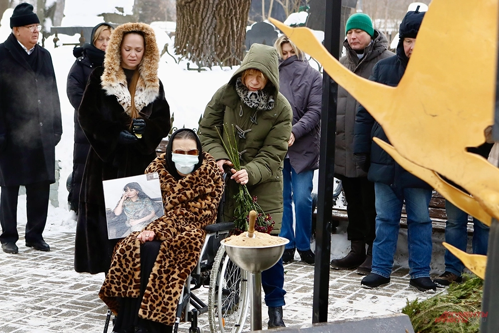 Дочь Мария с фото матери.