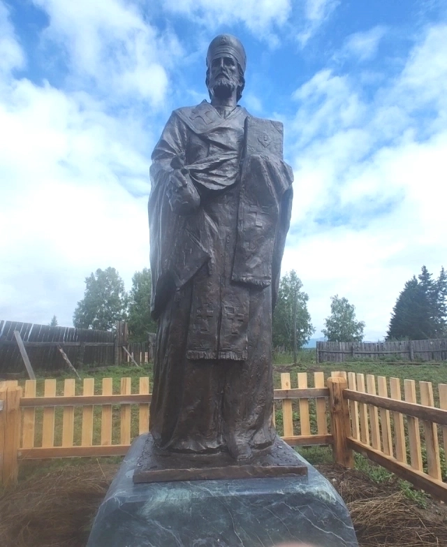 В прошлом году во дворе строящегося храма установлен памятник святому Николаю Чудотворцу.