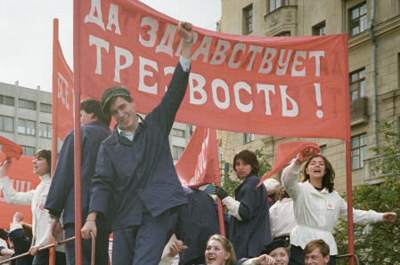 Участники театрализованного представления на улицах Москвы в День города у транспаранта «Да здравствует трезвость». 1987 год