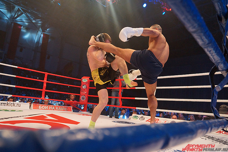 Самым захватывающим боем стал матч-реванш Максима Смирнова (Пермь) и Хасана Мухареба (Дания).