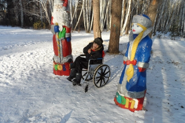 Александр любит гулять.