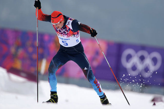 Сергей Устюгов на дистанции квалификационного забега индивидуального спринта в соревнованиях по лыжным гонкам среди мужчин