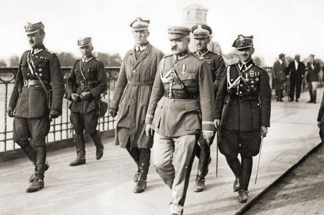 Юзеф Пилсудский (четвертый слева) во время «Майского переворота». 1926 г.