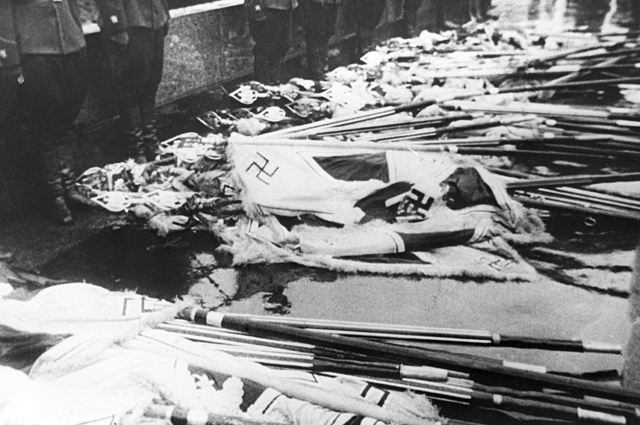 Кадр из кинофильма «Великая Отечественная». Парад Победы 24 июня 1945 года. Знамена фашистской гитлеровской армии у подножия Мавзолея В. И. Ленина.