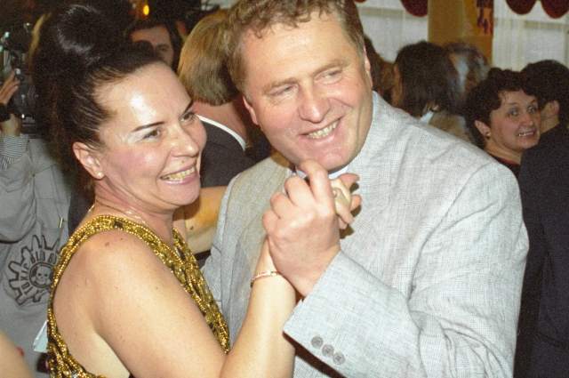 Жириновский танцует с супругой Галиной на праздновании своего дня рождения, 1995 г.
