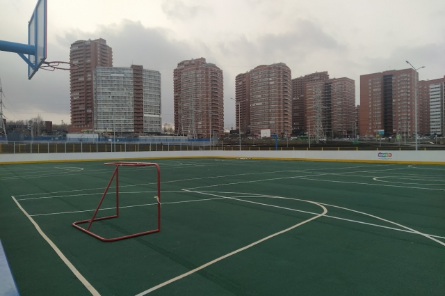 Во дворе есть отдельные поля для хоккея, футбола и других видов спорта.