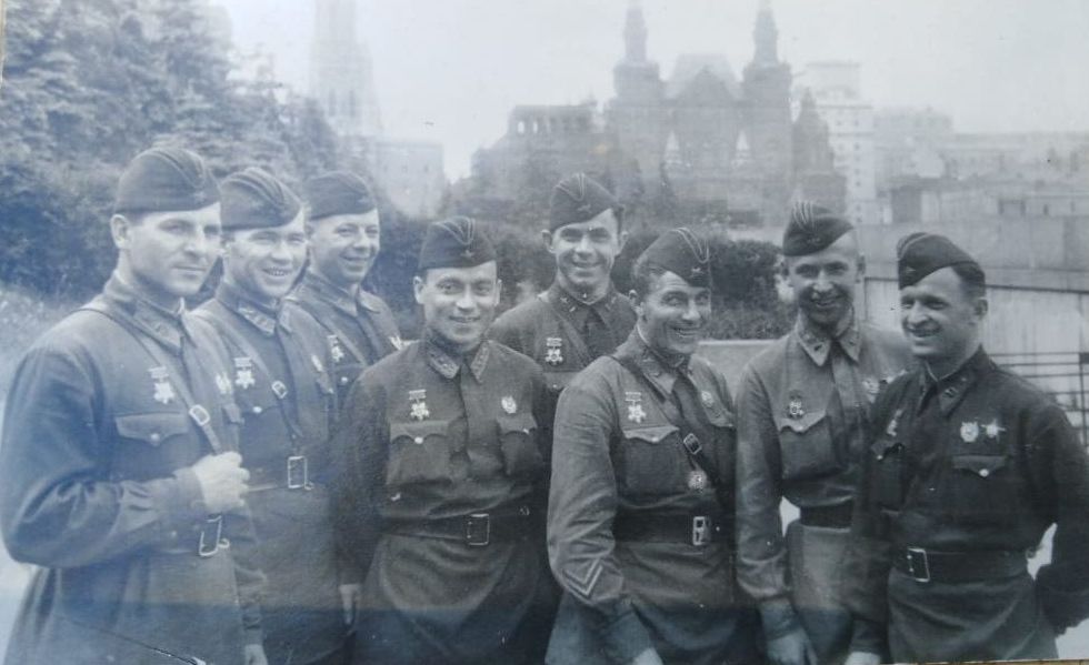 Михаил Симонов (третий слева) вместе с летчиками его полка после награждения орденами Великой Отечественной войны 1-й степени. 