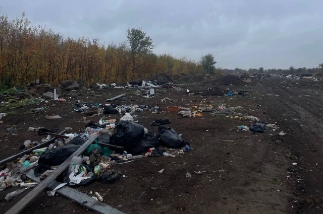 После дождя по свалке невозможно ходить и трудно ехать.