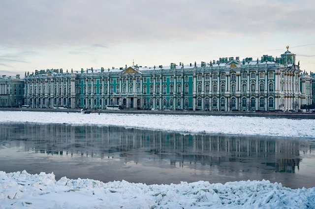 Вид на Эрмитаж с Дворцового моста в Санкт-Петербурге.