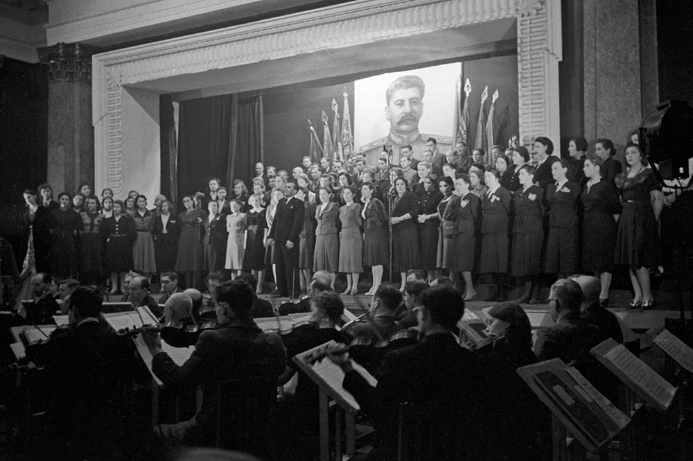 Новосибирский государственный театр оперы и балета открылся 12 мая 1945 года премьерой оперного спектакля М. И. Глинки «Иван Сусанин».