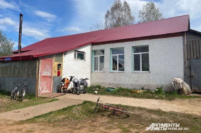 У дома семьи стоят коляски и велосипеды - детей здесь много