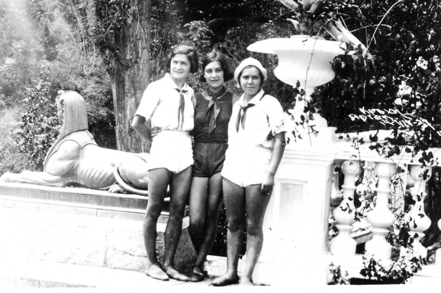 1937 год. Дочь Долорес Ибаррури Амайя (крайняя слева).