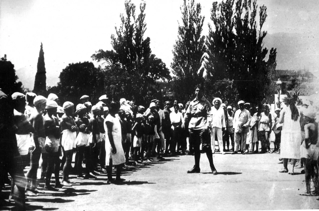 1925 год, встреча делегации английских пионеров.