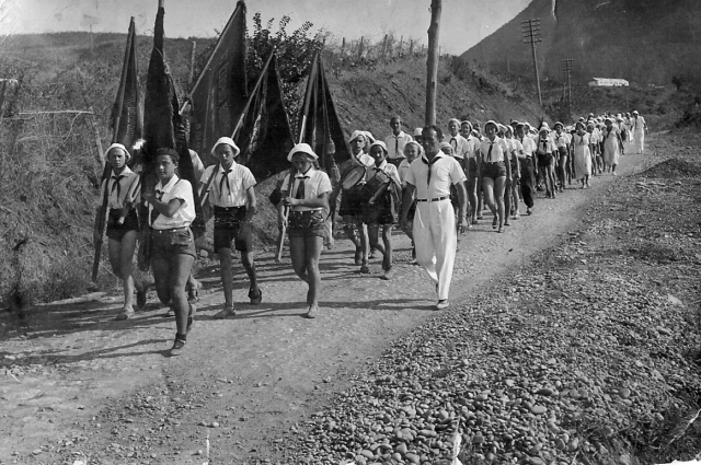 1935 го. Артековцы идут на демонстрацию в Гурзуф.