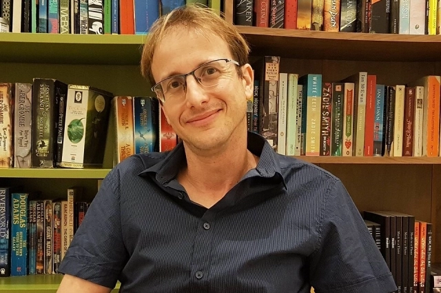 Майк Омер — израильский автор криминальных романов, триллеров, ужасов и фэнтези. Его книги были переведены более чем на 14 языков и разошлись тиражом более миллиона экземпляров.