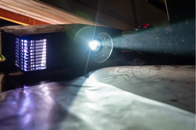 Ночь, улица, фонарь, Демидовы. В Бисерти художники создают историчный мурал