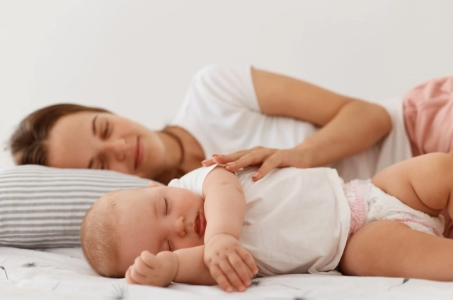 Сны у малыша могут быть короткими.